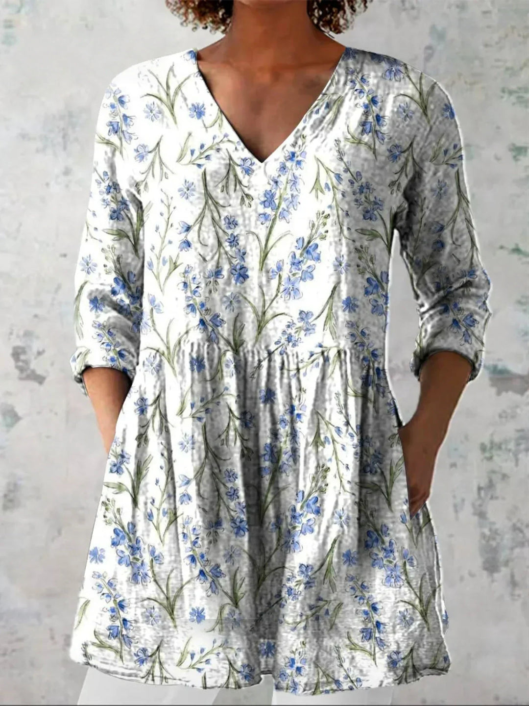 Chemise en lin décontractée pour femme à col en V avec motif floral artistique